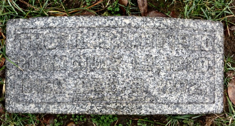 CHATFIELD Thomas L 1830-1872 grave.jpg